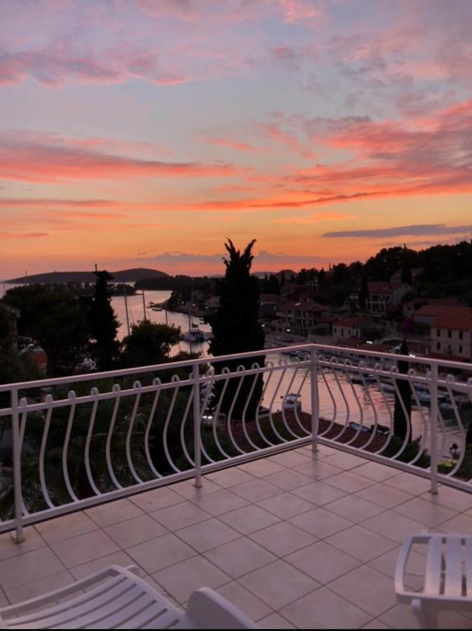 Apartment In Maslinica 70M From The Sea Экстерьер фото