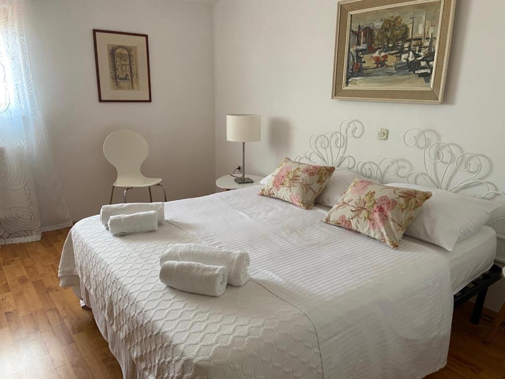 Apartment In Maslinica 70M From The Sea Экстерьер фото