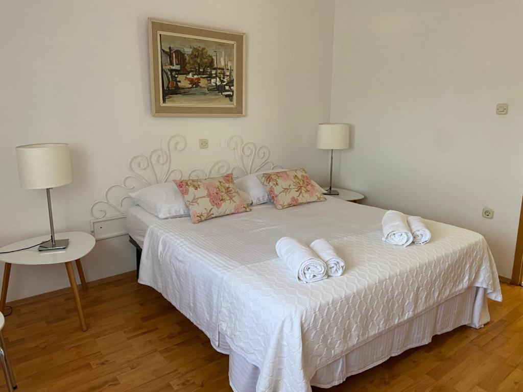 Apartment In Maslinica 70M From The Sea Экстерьер фото