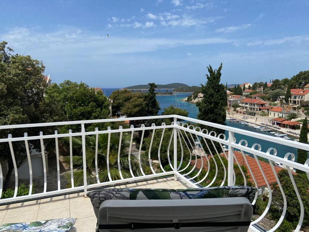 Apartment In Maslinica 70M From The Sea Экстерьер фото
