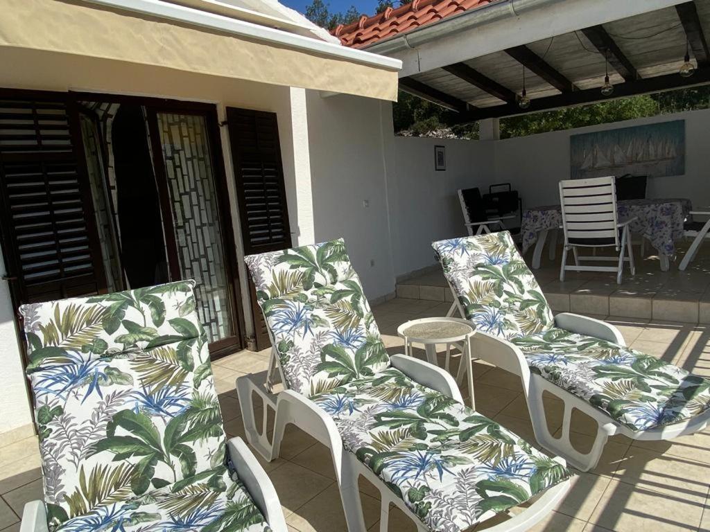 Apartment In Maslinica 70M From The Sea Экстерьер фото
