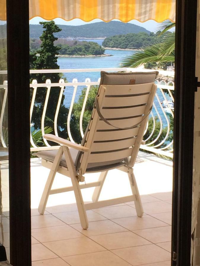 Apartment In Maslinica 70M From The Sea Экстерьер фото