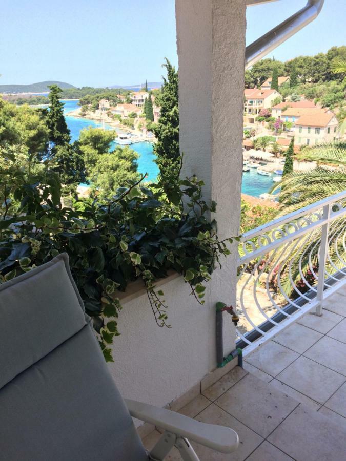 Apartment In Maslinica 70M From The Sea Экстерьер фото