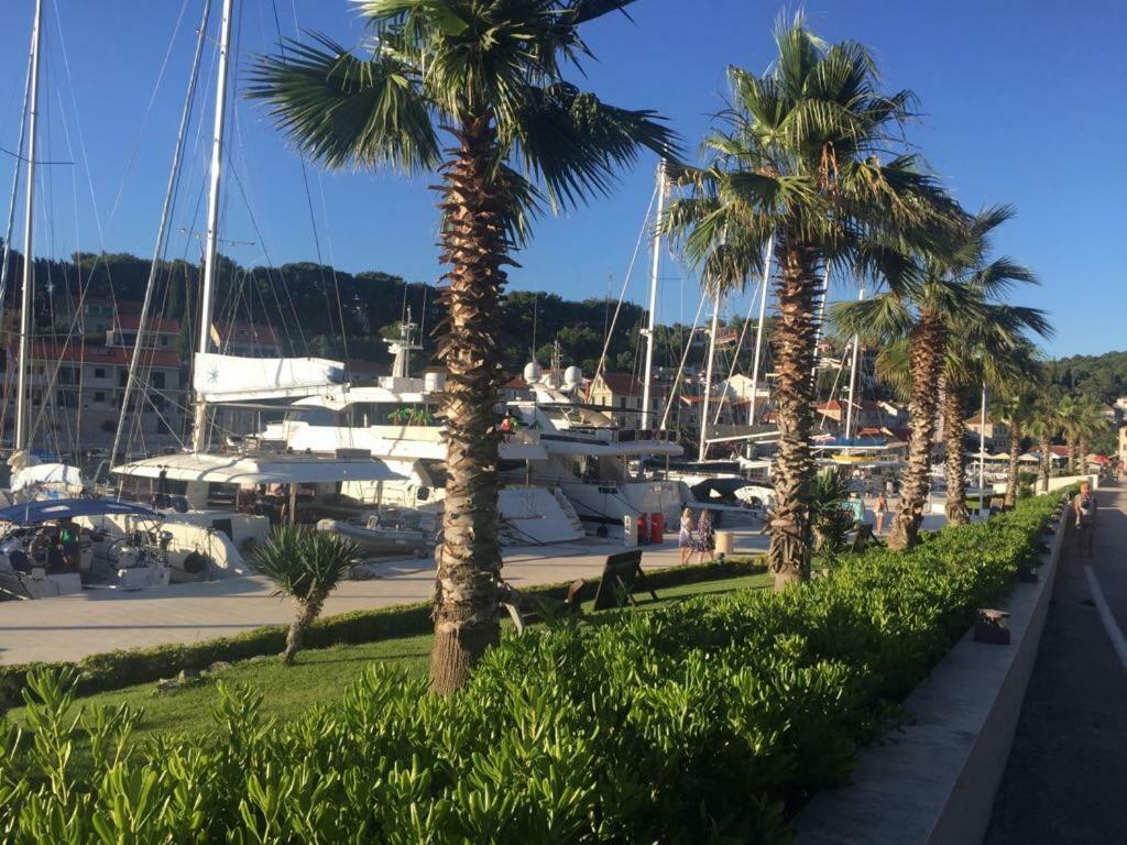 Apartment In Maslinica 70M From The Sea Экстерьер фото