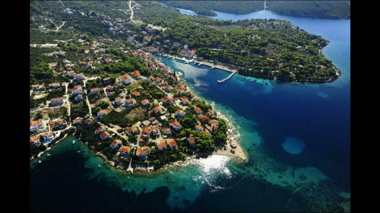 Apartment In Maslinica 70M From The Sea Экстерьер фото