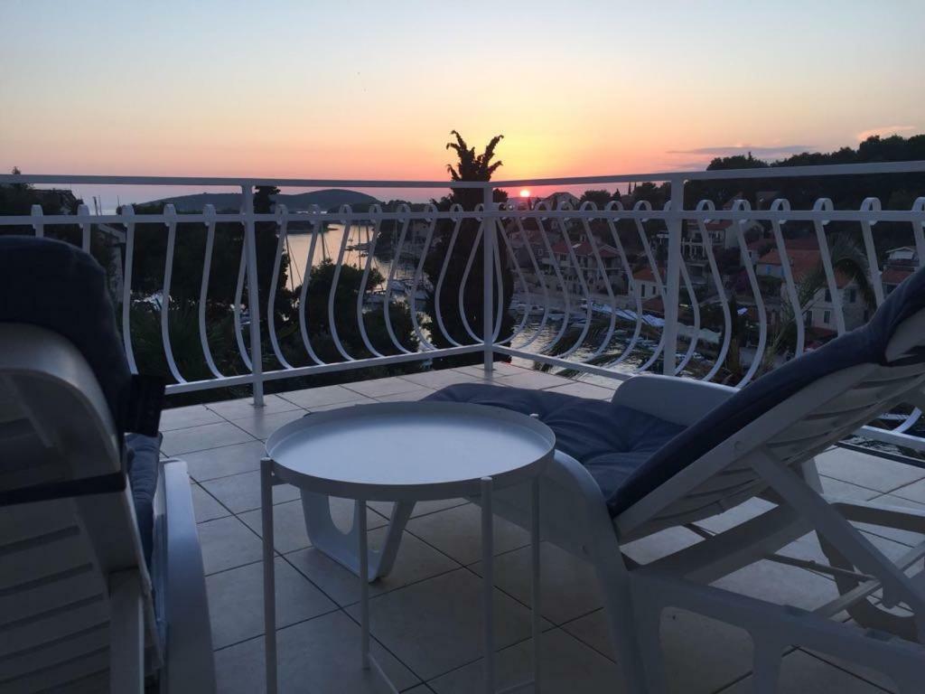 Apartment In Maslinica 70M From The Sea Экстерьер фото