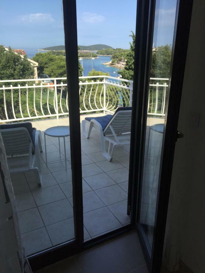 Apartment In Maslinica 70M From The Sea Экстерьер фото